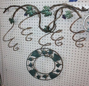lot 61 image: Grapevine wall art wine holder and metal wreath