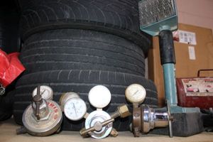 lot 84 image: Dial regulators plus carpet installer knee kicker