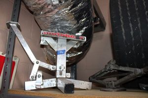 lot 86 image: Motoboss aluminum lift stand and floor jack