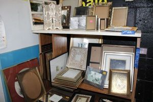 lot 102 image: Assortment of picture frames