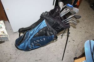 lot 109 image: Golf club and blue Nike bag set