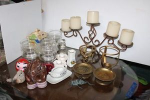lot 228 image: Home dcor items