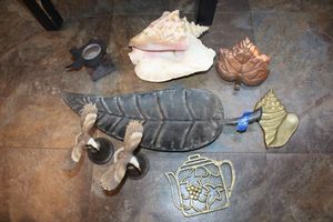 lot 266 image: Home dcor Conch shell, metal leaves, brass shell, eagle bell figurines, teapot trivet