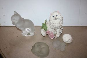 lot 255 image: Cat figurines including Frosted Cristal LAlique figurine as shown