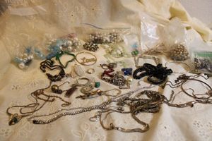 lot 286 image: Jewelry watches, watch faces, and parts