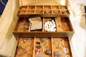 lot 288 image: Jewelry jewelry box with Misc. coins and jewelry
