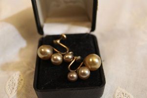 lot 291 image: Jewelry Pearl clip earrings. Clip marked 12K Gold filled JMS