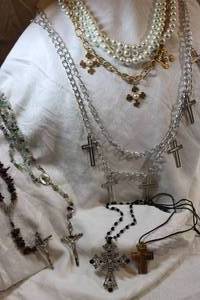 lot 301 image: Jewelry Cross necklaces and rosaries