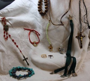 lot 303 image: Jewelry cross and angel pieces