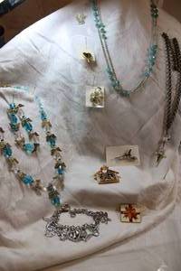 lot 307 image: Jewelry