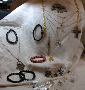 lot 308 image: Jewelry