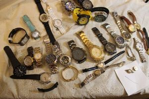 lot 320 image: Jewelry watches needing repair, batteries, 
