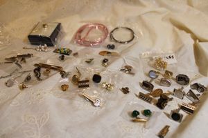 lot 338 image: Jewelry Mens tie clips and cuff links