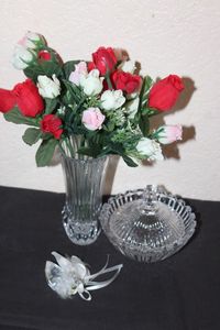lot 24 image: Crystal Vase with Roses, Crystal Lidded Trinket Dish and Crystal Love Birds