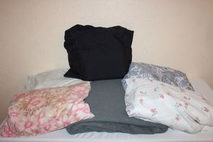 lot 40 image: Five Sets of Full Size Sheets and 1 Blanket