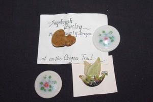 lot 86 image: Fashion Pins