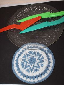 lot 169 image: Plastic Knives and Pie Server, Glass Platter and hot Pad