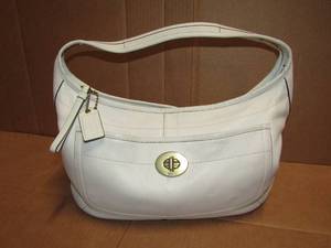 lot 1 image: Genuine Coach leather purse