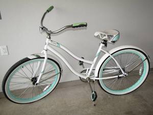 lot 4 image: Huffy Cranbrook classic retro ladys bicycle
