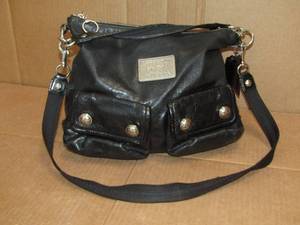 lot 16 image: Genuine Coach leather purse