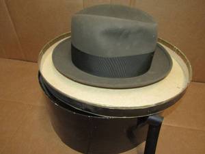 lot 32 image: Knox custom Fedway mens hat in Churchill box