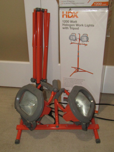 lot 62 image: HDX 1200 watt halogen work lamps with tri-pod stand