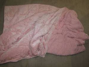 lot 82 image: Weighted 15 lbs. Comforter 60 x 80, unused