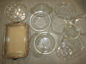 lot 86 image: Pyrex glass baking dishes