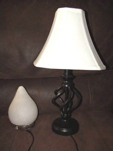 lot 105 image: Himalayan salt lamp and desk lamp
