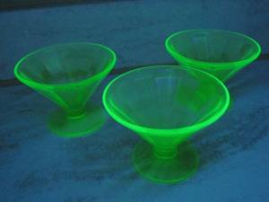 lot 109 image: Federal glass uranium oxide glass dessert dishes