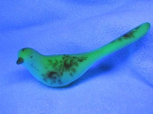 lot 110 image: Fenton uranium oxide artist signed custard glass bird figure