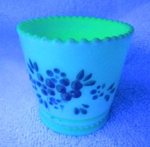 lot 111 image: Uranium oxide custard glass cup