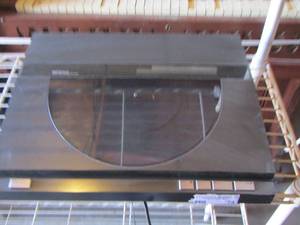 lot 75 image: MCS SERIES A - 6730 LINEAR TRACKING TURNTABLE  Almost new record player not in box