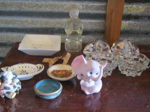 lot 76 image: home dcor nic nacs