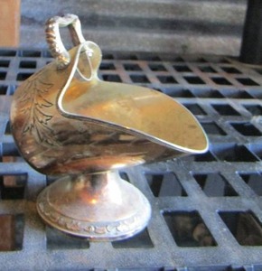 lot 125 image: VINTAGE SUGAR SCUTTLE SILVER PLATED  W SCOOP