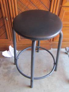 lot 139 image: small stool backless