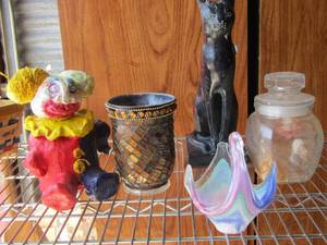 lot 166 image: vases and clown dcor plus