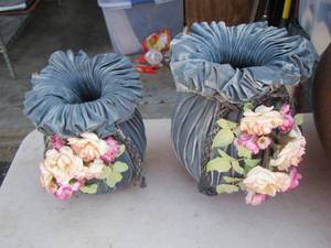 lot 169 image: flower dcor vases qty 2