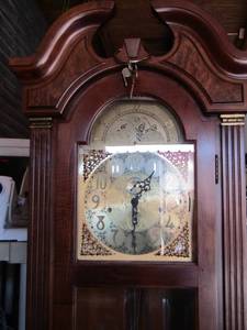 lot 1 image: Beautiful Grandfather Clock, weights & keys included
