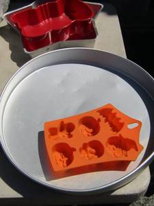 lot 181 image: baking pans can also be used as jell molds