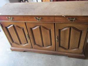 lot 4 image: Kitchen Buffet plenty of storage very nice