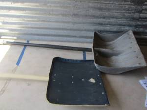 lot 220 image: snow shovels