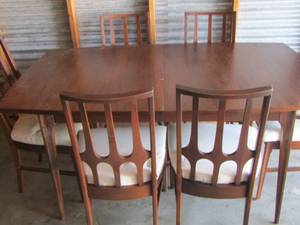 lot 302 image: BEAUTIFUL DINING TABLE 30H X 66 L X 39W  WITH 6 DINING CHAIRS W PADDED SEATS  ( 1 CAPTAIN & 5 SIDE) SEE DESCRIPTION