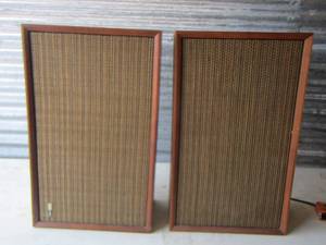 lot 328 image: UTAH SPEAKERS  WD66 12INCH, 3 WAY   QTY 2 ALL ITEMS SOLD AS IS...