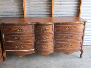 lot 327 image: BROYHILL DRESSER - 9 DRAWERS  31 X 64 X 19