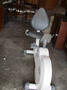 lot 353 image: TUNTURI F530 RECUMBENT STAIONARY BIKE
