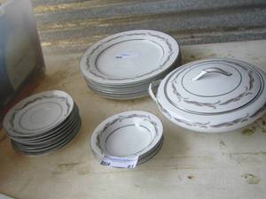 lot 361 image: NORITAKE CHINA - GAYLORD 5526  COVERED CASSERLE, DINNER PLATES X 6, SAUCERS X 6,  BERRY BOWLS  X 3