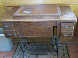lot 80 image: National two spool sewing machine inside a sewing table  303419