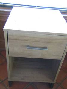 lot 70 image: Nightstand  1 drawer  table 261819