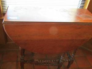 lot 62 image: GATELEG Dining Table -  legs fold outwards  open- 304436   closed 301336